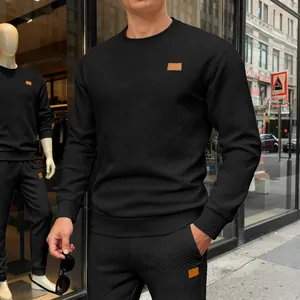 Detailansicht eines schwarzen Herren-Sweatshirts mit 3D-Struktur und Rundhals.