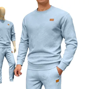 Detailansicht eines hellblauen Herren-Sweatshirts mit geometrischem Strukturmuster.