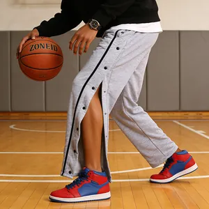 Grijze heren vrijetijdsbroek met zijdelingse drukknopen in basketbalomgeving