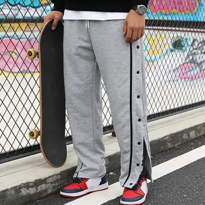 Grijze heren joggingbroek met drukknopen aan de zijkant, rechte pijpen en streetwear stijl