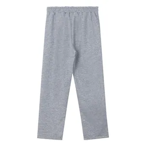 Achteraanzicht van losse, rechte grijze casual joggingbroek voor heren met elastische taille