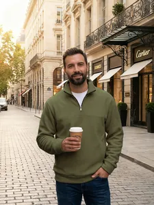 Ανδρικό φλις φούτερ σε λαδί χρώμα με μισό φερμουάρ σε casual αστικό στυλ εξωτερικού χώρου