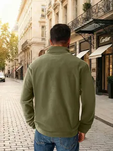 Λεπτομερής πίσω όψη ανδρικού λαδί φούτερ polar fleece με φερμουάρ και όρθιο γιακά