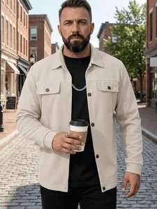 Homme élégant portant une veste de travail beige texturée avec un t-shirt noir dans la rue.