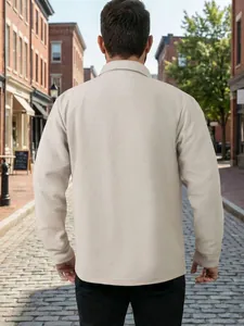 Vue arrière d'une veste de travail beige pour homme dans une rue pavée traditionnelle
