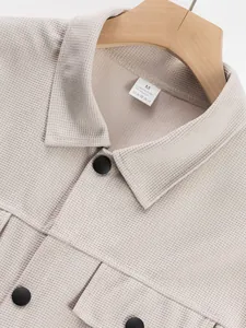 Vue détaillée de la texture gaufrée et du col sur une veste de travail kaki décontractée