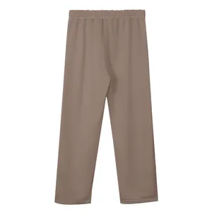 Achteraanzicht van een losse heren vrijetijdsbroek met rechte pijpen in de kleur taupe.