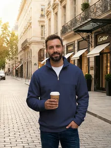 Άνδρας με σκούρο μπλε φλις φούτερ υψηλής ποιότητας με μισό φερμουάρ σε δρόμο ευρωπαϊκής πόλης