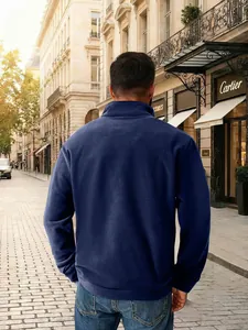 Λεπτομερής πίσω όψη ανδρικού σκούρου μπλε fleece φούτερ σε ρεαλιστικό περιβάλλον δρόμου