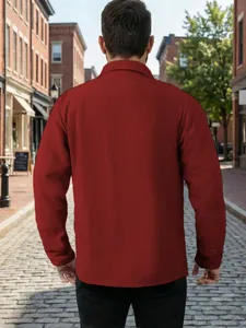 Vue arrière d'une veste de travail décontractée rouge à texture gaufrée.