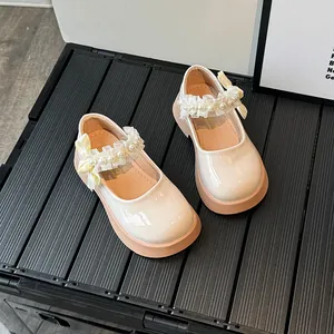 Elegantes zapatos Mary Jane de charol crema para niñas con encaje de perlas y suela gruesa