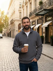 Ανδρικό γκρι φλις φούτερ με μισό φερμουάρ σε ένα κομψό και μοντέρνο περιβάλλον δρόμου