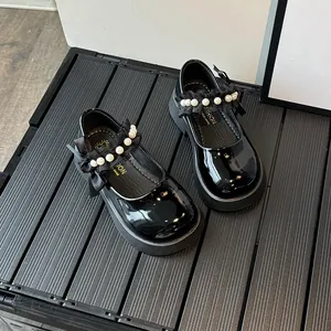 Elegantes zapatos Mary Jane de charol negro para niñas con detalles de perlas y lazo