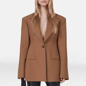 Sofisticada americana marrón oversize con botones de resina japonesa para un look de alta gama.