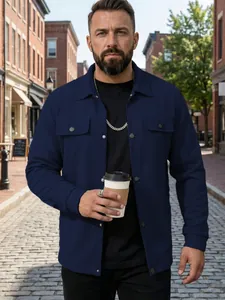 Détail d'une veste de travail texturée bleu marine pour homme avec col à revers élégant