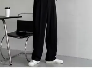 Vista ravvicinata di pantaloni eleganti neri da uomo, vestibilità dritta e morbida