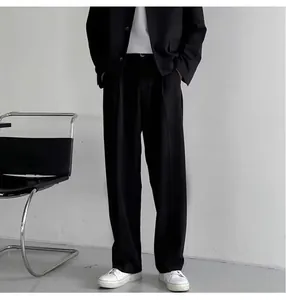 Vista completa di pantaloni da completo neri da uomo a gamba dritta con blazer.