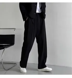 Pantaloni da uomo neri eleganti con vestibilità dritta e caduta fluida del tessuto.