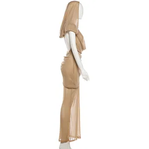 Vista laterale di un abito sexy con cappuccio e schiena scoperta in tessuto beige.