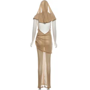 Dettaglio posteriore di un vestito lungo senza schiena con cappuccio color champagne