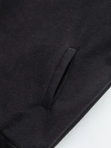 Κοντινή λεπτομέρεια τσέπης και μαλακή υφή polar fleece σε μαύρο ανδρικό φούτερ