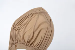 Dettaglio del cappuccio scintillante su un abito sexy senza maniche con scollo a V