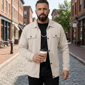 Vue détaillée d'une veste de travail beige pour homme sur un mannequin en ville