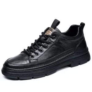 Chaussures décontractées pour hommes en cuir noir avec semelle souple et lacets.