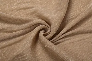Vista macro dettagliata del tessuto a maglia bronzo metallizzato con riflessi lucidi