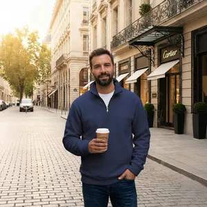 Άνδρας που φοράει ένα κλασικό μπλε φλις φούτερ με μισό φερμουάρ σε ένα κομψό δρόμο της πόλης