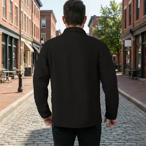 Vue arrière d'une veste de travail noire montrant les détails dans une rue pavée classique