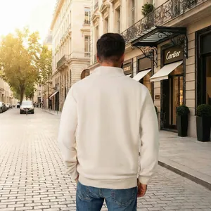 Πίσω όψη μπεζ ανδρικού φλις φούτερ με μισό φερμουάρ σε ευρωπαϊκό περιβάλλον δρόμου