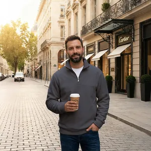 Λεπτομέρεια του γκρι ανδρικού φούτερ fleece με μισό φερμουάρ σε αστικό σκηνικό