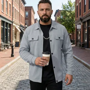 Mannequin masculin en veste de travail grise marchant dans une rue pavée urbaine.