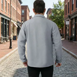 Vue arrière de qualité d'une veste de travail grise pour homme dans une rue urbaine