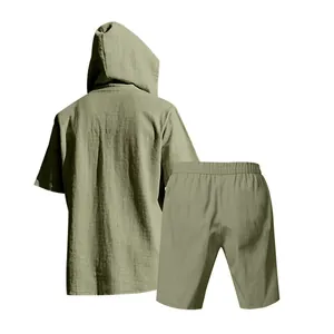 Vista posteriore del completo in lino verde oliva da uomo con felpa e pantaloncini