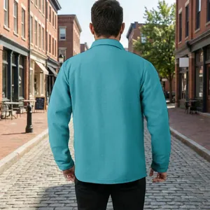 Vue arrière d'une veste de travail décontractée turquoise pour homme dans une rue urbaine