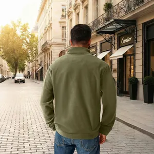 Πίσω όψη ανδρικού φλις φούτερ σε λαδί χρώμα με μισό φερμουάρ σε αστικό περιβάλλον