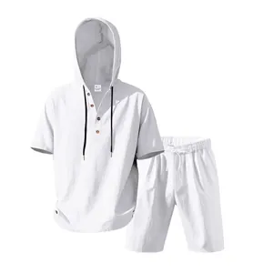 Vista dettagliata di un set di camicia henley con cappuccio e pantaloncini in lino bianco da uomo