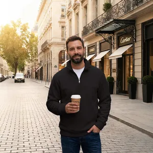 Casual μαύρο φλις φούτερ με μισό φερμουάρ που φοράει ένα μοντέλο σε εξωτερικό δρόμο