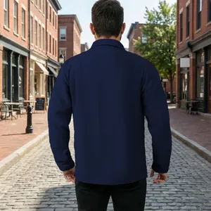 Vue arrière détaillée d'une veste décontractée en maille gaufrée bleu marine pour homme