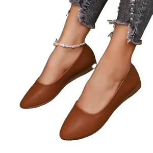 Classiche ballerine marroni a punta da donna con finitura in pelle martellata di pregio.