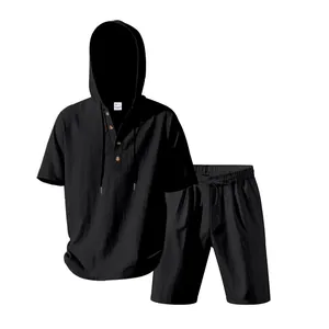 Vista frontale del completo nero effetto lino con cappuccio e bottoni henley.