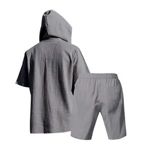 Vista dettagliata del completo casual da uomo in lino grigio con felpa con cappuccio e shorts