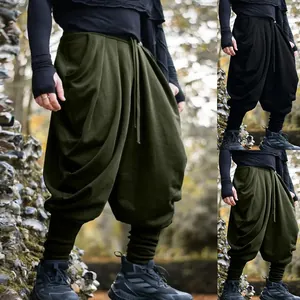 Détail montrant le drapé ample et la cheville resserrée du pantalon sarouel pour homme.