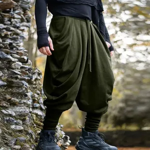 Détail montrant le drapé et la taille à cordon du sarouel homme vert olive.