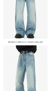 Primer plano del bordado barroco azul y los cierres metálicos en este pantalón vaquero de mezclilla.