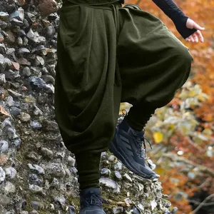 Gros plan du pantalon sarouel d'extérieur olive pour homme avec chevilles élastiques.