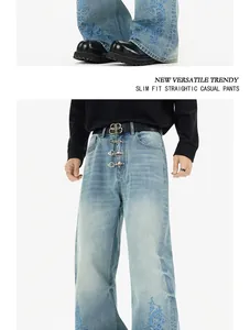 Detalle de los pantalones vaqueros acampanados vintage con bordado de vides