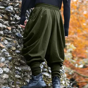 Vue arrière du sarouel pour homme vert olive avec chevilles resserrées en forêt d'automne